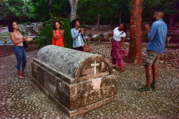 Rose Hall Great House Tour witch grave